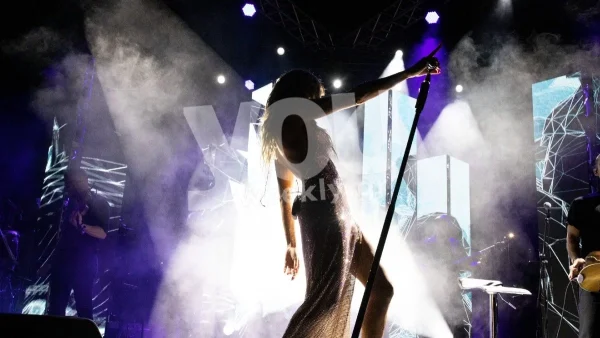 Την ακολουθεί κυριολεκτικά παντού - Τα τρυφερά στιγμιότυπα Βανδής με τον Μπισμπίκη στην συναυλία της στο Κατράκειο