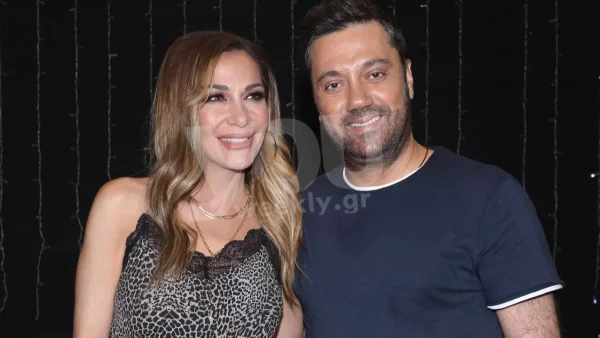 Με animal print μπλουζάκι και εφαρμοστό παντελόνι - Εντυπωσιακή η Δέσποινα Βανδή στο πλευρό του Θεοφάνους