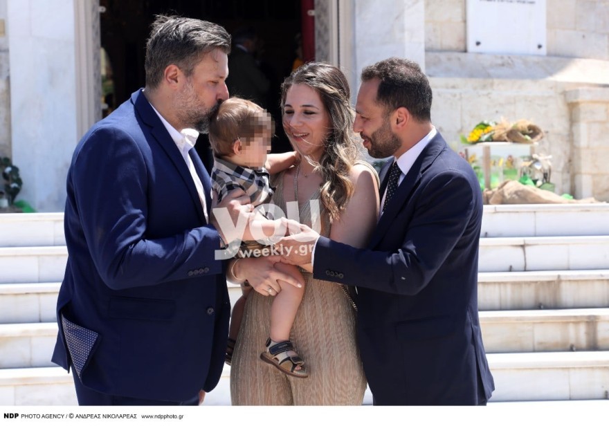 Το ζευγάρι με το νονό του μικρού