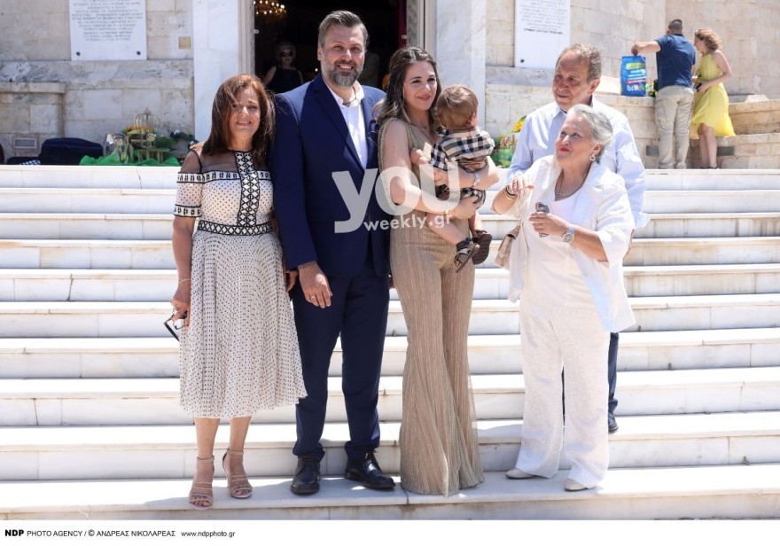 Οικογενειακή φωτογραφία από τη βάπτιση Καλλιάνου