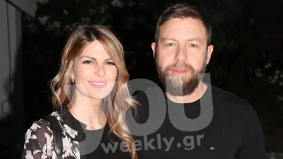 Μάζεψαν τα κουβαδάκια τους και πήγαν παραλία - Φωτογραφίες από το πρώτο μπάνιο του Βαρδή και της Σκαφίδα με τα παιδιά τους