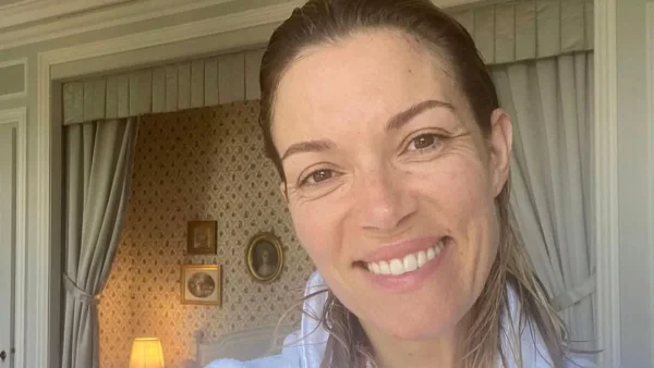 Χαμός στο Instagram με την Βίκυ Καγιά - Οι φωτογραφίες της με μαγιό χωρίς ρετούς έφεραν δεκάδες σχόλια