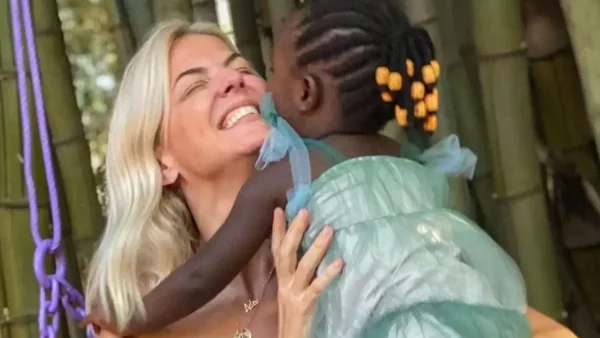 Ήταν όλοι εκεί - Η Χριστίνα Κοντοβά και ο Τζώνη Καλημέρης βάφτισαν την κόρη τους