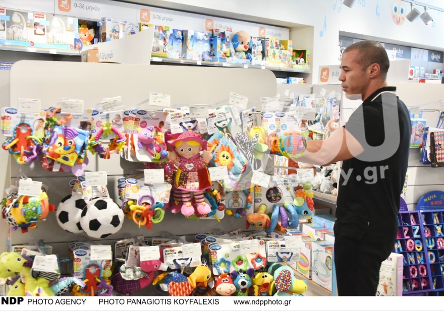 Ο Μιχάλης Ζαμπίδης ψωνίζει για τα παιδιά του