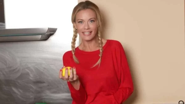 Με χρωματιστά διακοσμητικά και φωτογραφίες της στους τοίχους - Βίντεο από το σπίτι της Ζέτας Μακρυπούλια