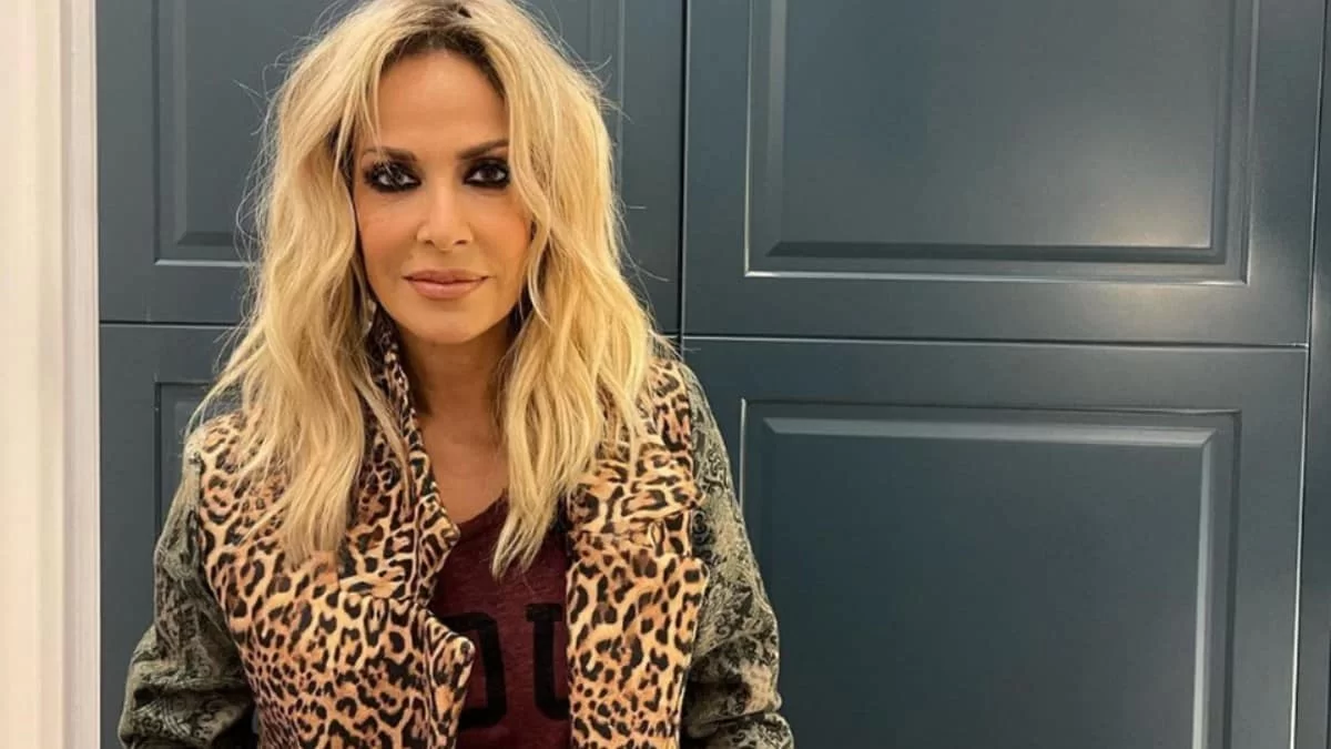 Στην πισίνα με μαύρο εντυπωσιακό μαγιό - Αρετουσάριστο υλικό της Άννας Βίσση στα 64 της