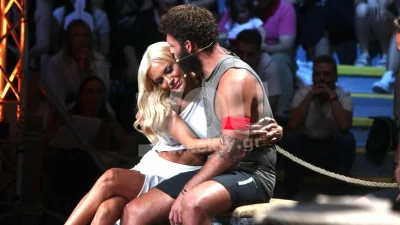 Δεν ξεκολλάει από πάνω του - Το τρυφερό βίντεο της Αλεξάνδρας Παναγιώταρου με τον Στάθη Σχίζα