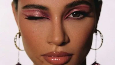 Δες τα βήματα για να πετύχεις το τέλειο cat eye μακιγιάζ