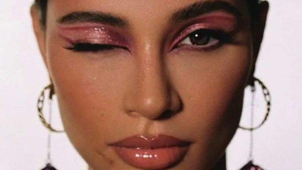 Δες τα βήματα για να πετύχεις το τέλειο cat eye μακιγιάζ