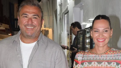 Με κοραλί κραγιόν και απίστευτο φόρεμα - Η εμφάνιση της Μπόσνιακ στη Μύκονο στο πλευρό του Αντώνη Ρέμου