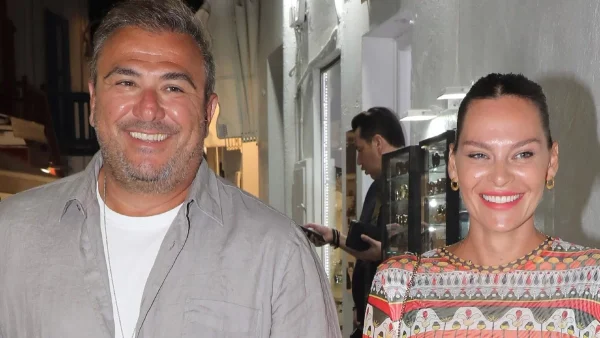 Με κοραλί κραγιόν και απίστευτο φόρεμα - Η εμφάνιση της Μπόσνιακ στη Μύκονο στο πλευρό του Αντώνη Ρέμου