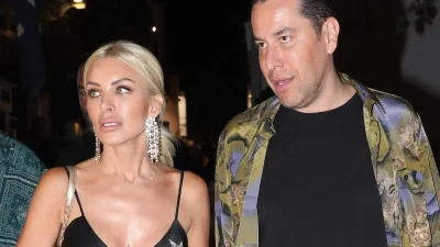 Μαύρο φόρεμα με αστέρια - Πως κυκλοφόρησε στα μαγαζιά της Μυκόνου η Κατερίνα Καινούργιου