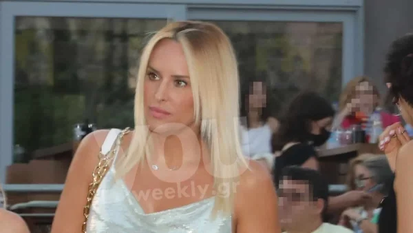 Με δέσιμο στο λαιμό και μαύρο πλεκτό πανωφόρι - Η Έλενα Ασημακοπούλου στην Πάρο μετά τον χωρισμό της