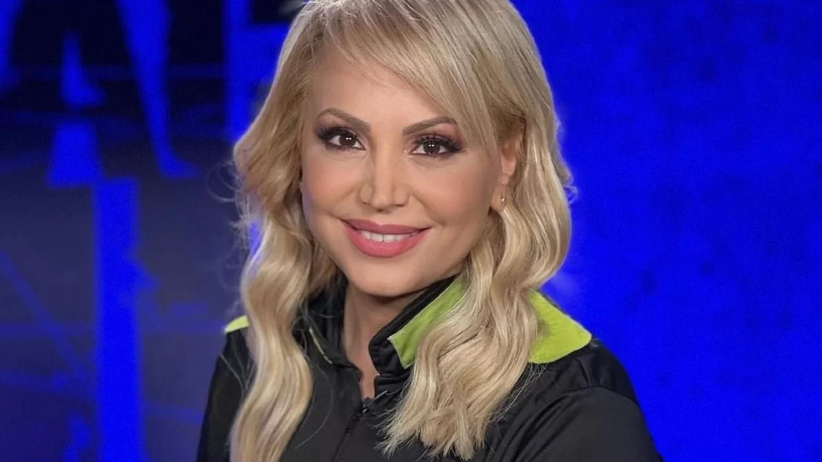 Κατάλληλο για 50 plus - Υπέρκομψο και αέρινο το φόρεμα που φόρεσε η Τέτα Καμπουρέλη σε συναυλία