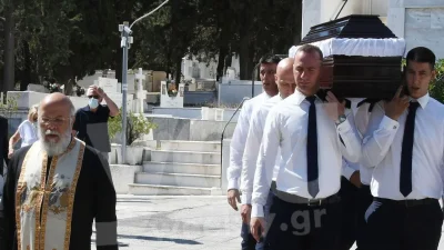 Μαυροφορεμένοι με σκυφτό το κεφάλι - Εικόνες θλίψης από την κηδεία του Περικλή Περάκη