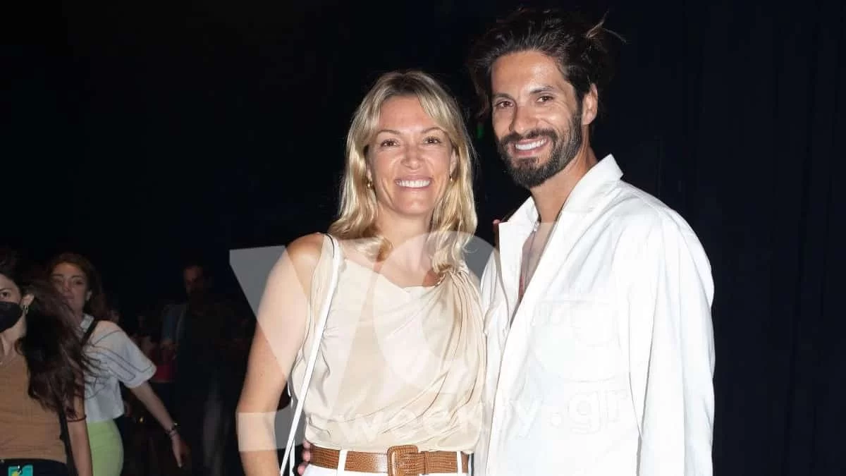 Την κοίταζε όλο το θέατρο - Η εντυπωσιακή εμφάνιση της Βίκυς Καγιά στο πλευρό του Γιώργο Καράβα