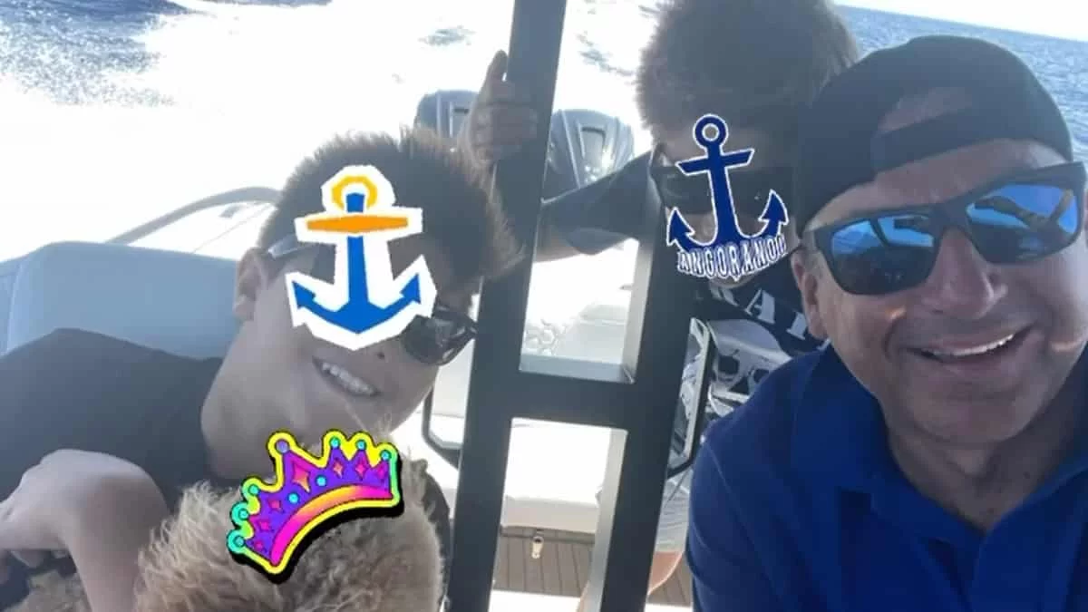 Παιχνίδια στο νερό - Στιγμές χαλάρωσης για το Γιώργο Λιάγκα με τους «ροβινσώνες» γιους του