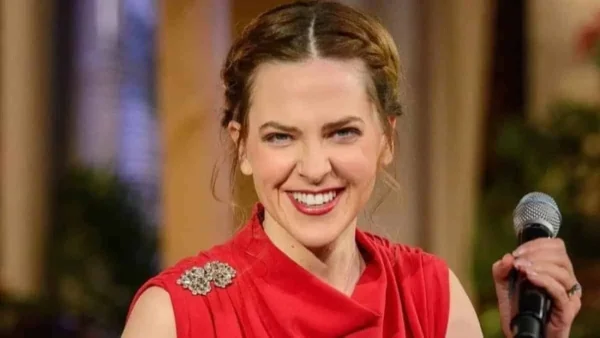 Με μαύρο μαγιό και μαύρα μεγάλα γυαλιά στην παραλία η Ρένα Μόρφη - Πόζαρε χωρίς φίλτρα στο πρόσωπο