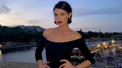 Με πετσέτα στα μαλλιά και άκρως μαυρισμένη η Κέισι Μίζιου - Το κοφτό μαγιό που "έκλεψε" τις εντυπώσεις