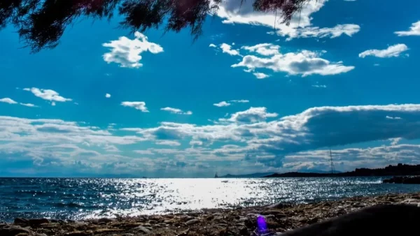 Καιρός 19/7: Μικρή πτώση της θερμοκρασίας και τοπικές νεφώσεις