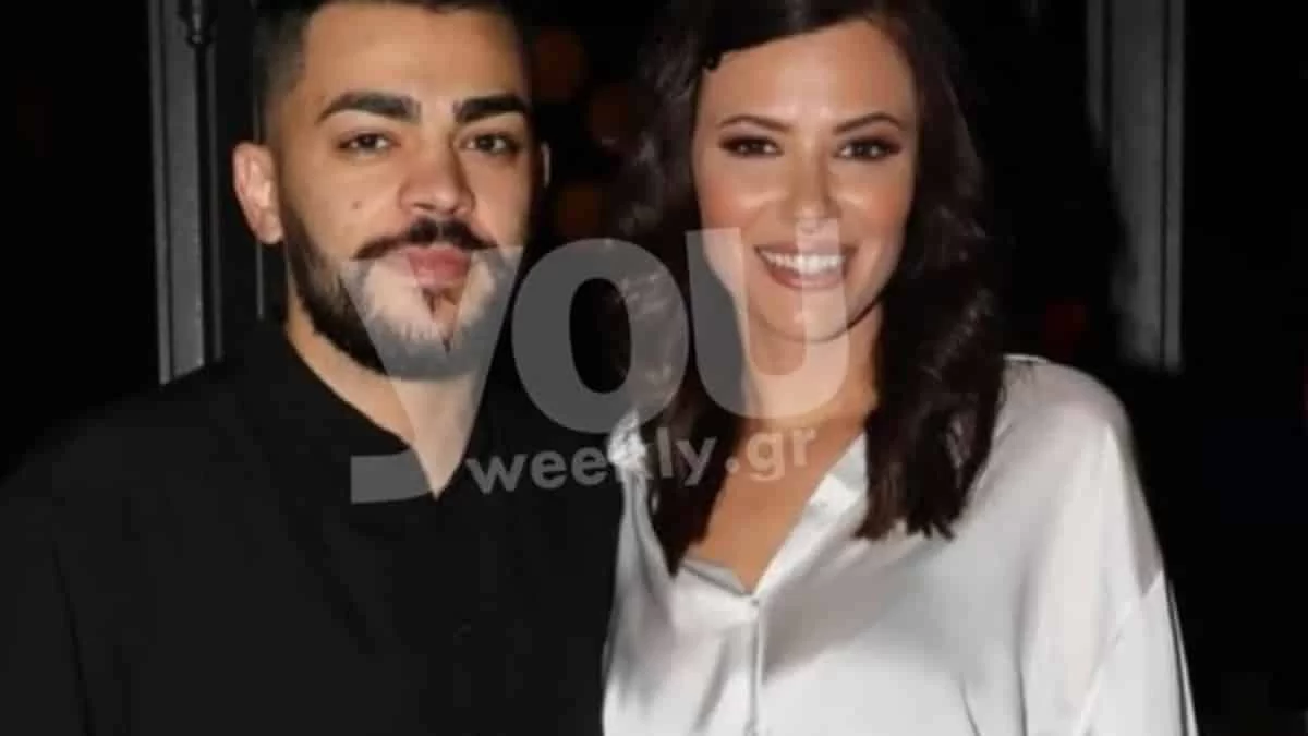 Τραγουδάει πάνω από τη φουσκωμένη κοιλίτσα της Λάουρα Νάργες - Το γλυκό στιγμιότυπο με το Χρήστο Σαντικάι