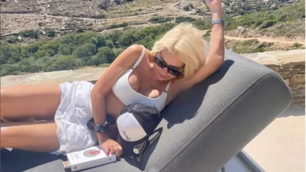 Με μίνι λεκό φόρεμα και τεράστιο καπέλο στο κεφάλι - Οι νέες φωτογραφίες της Μενεγάκη από παραλία της Άνδρου