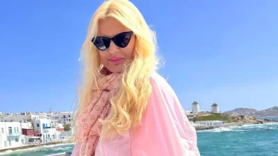 Με όλη την πλάτη έξω και ολόχρυσο φόρεμα - Δεκάδες αντιδράσεις με την νέα φωτογραφία της Μαρίνας Πατούλη