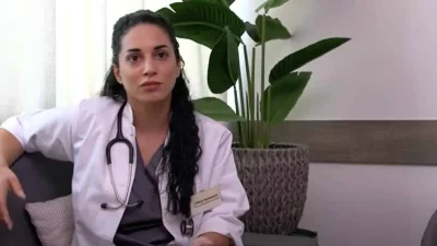 Κλινική: Τι δουλεία έχει ένας συγγραφέας στο νοσοκομείο με ένα κινέζικο ξυλάκι στο μάγουλό του;