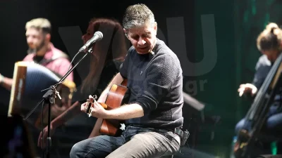 Παρέμβαση στη συναυλία του Μάλαμα κατά του Λιγνάδη - Το πανό που ανέβηκε στη σκηνή και η αντίδρασή του