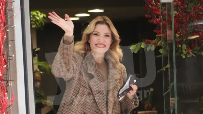 Τους "τρέλανε" όλους με το κορμί της - Η Βίκυ Καγιά με τον γιο της σε παραλία της Μυκόνου