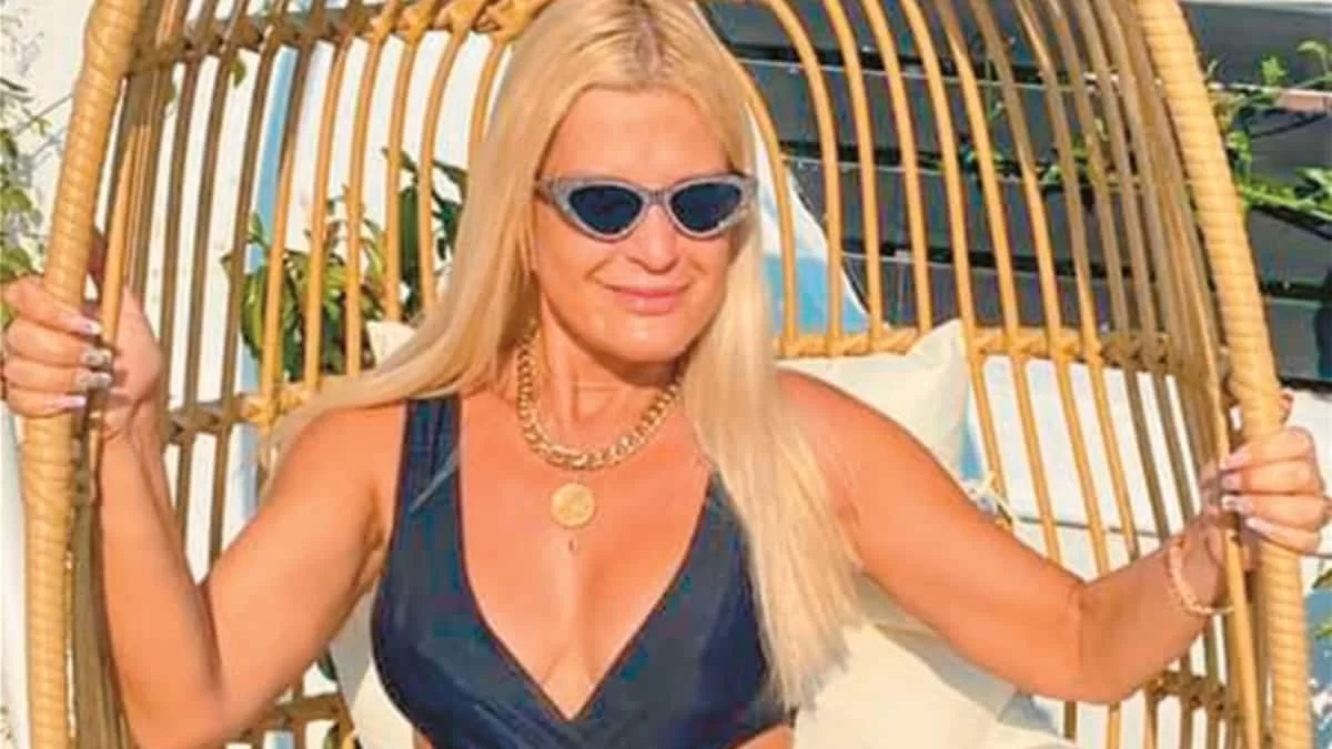 Με κατακίτρινο φόρεμα στην Αττική Ριβιέρα - Σούσουρο με την νέα εμφάνιση της Μαρίνας Πατούλη