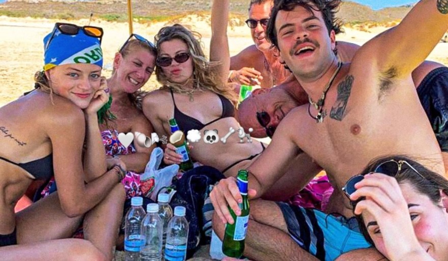  Ξεσάλωσαν στην Άνδρο Άγγελος Λάτσιος και Γαία Μερκούρη