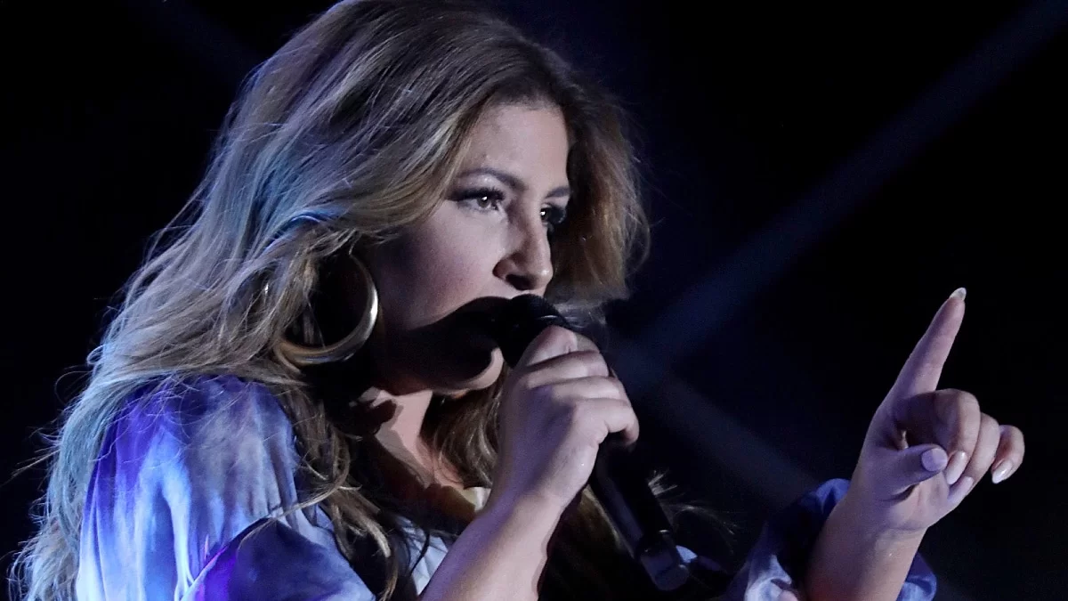 Σα νεράιδα η Έλενα Παπαρίζου με το mini φόρεμα που εμφανίστηκε στη συναυλία της στο City Garden Festival