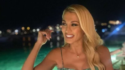 Δεν έχει πάρει γραμμάριο - Με μίνι φόρεμα στον 5ο μήνα της εγκυμοσύνης η Σπυροπούλου στα σοκάκια της Νάξου (Φώτο)