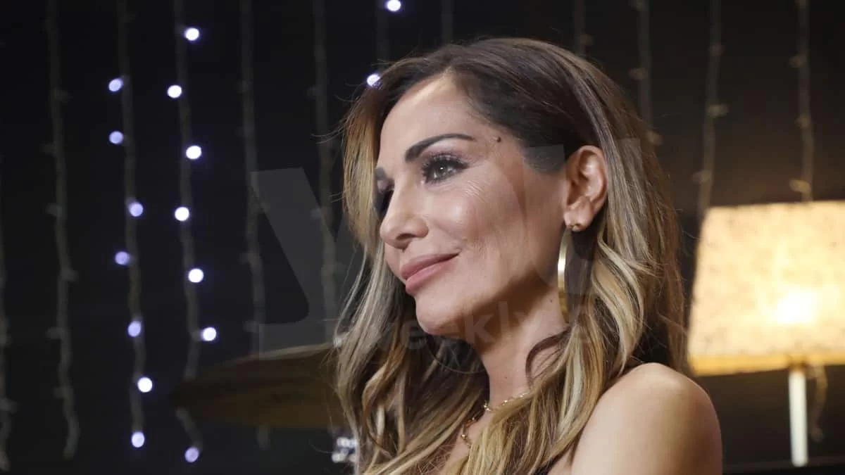 Δεν πήρε τα μάτια της από πάνω του: Φωτογραφίες της Δέσποινας Βανδή ενώ έπαιζε σε παράσταση ο Μπισμπίκης