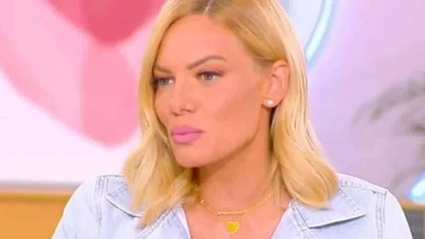 Με πετρόλ μπικίνι - Η αρετουσάριστη φωτογραφία της Ιωάννας Μαλέσκου στην παραλία