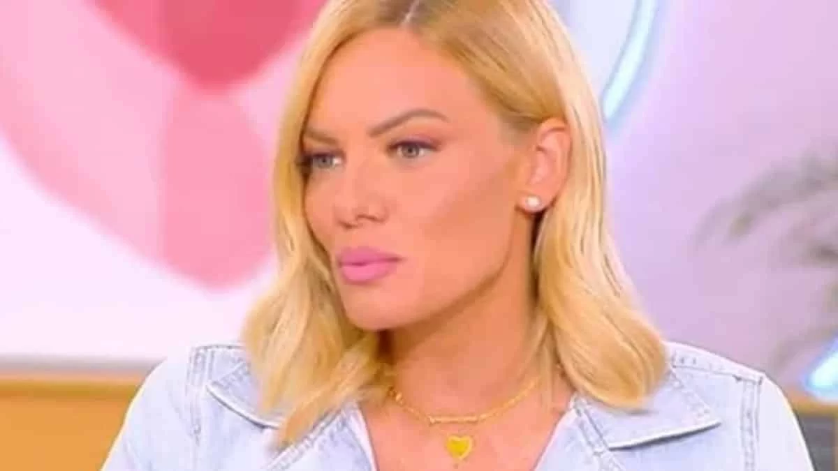 Με πετρόλ μπικίνι - Η αρετουσάριστη φωτογραφία της Ιωάννας Μαλέσκου στην παραλία