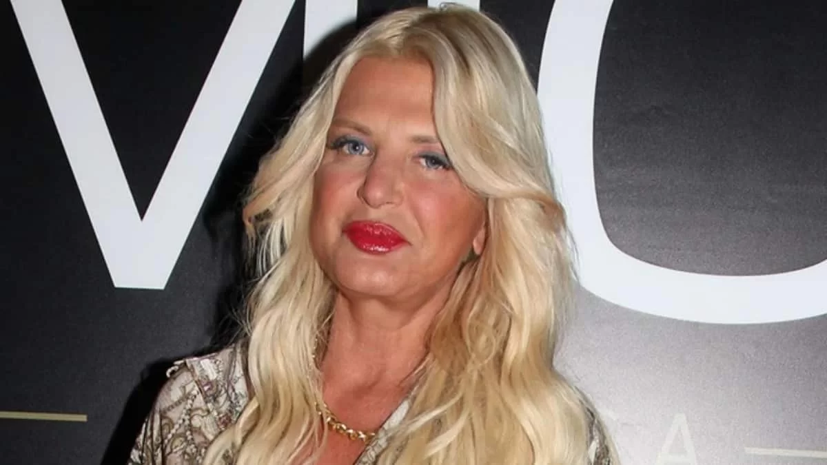 Με μίνι φόρεμα η Μαρίνα Πατούλη στη Μύκονο - Δεκάδες αντιδράσεις κάτω από την ανάρτησή της