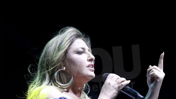 Σείστηκε όλο ο Γαλάτσι - Η "καυτή" εμφάνιση της Έλενας Παπαρίζου με πολύ κοντό σορτσάκι στην συναυλία της