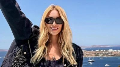 Δε μας συνηθίζει σε τέτοιες εμφανίσεις - Με λαχανί καπέλο και λουλούδια στο μαγιό η Καινούργιου στη Μύκονο