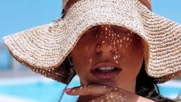 Με καυτό μπικίνι - Η Αθηνά Οικονομάκου ''άναψε'' φωτιές σε παραλία της Μυκόνου