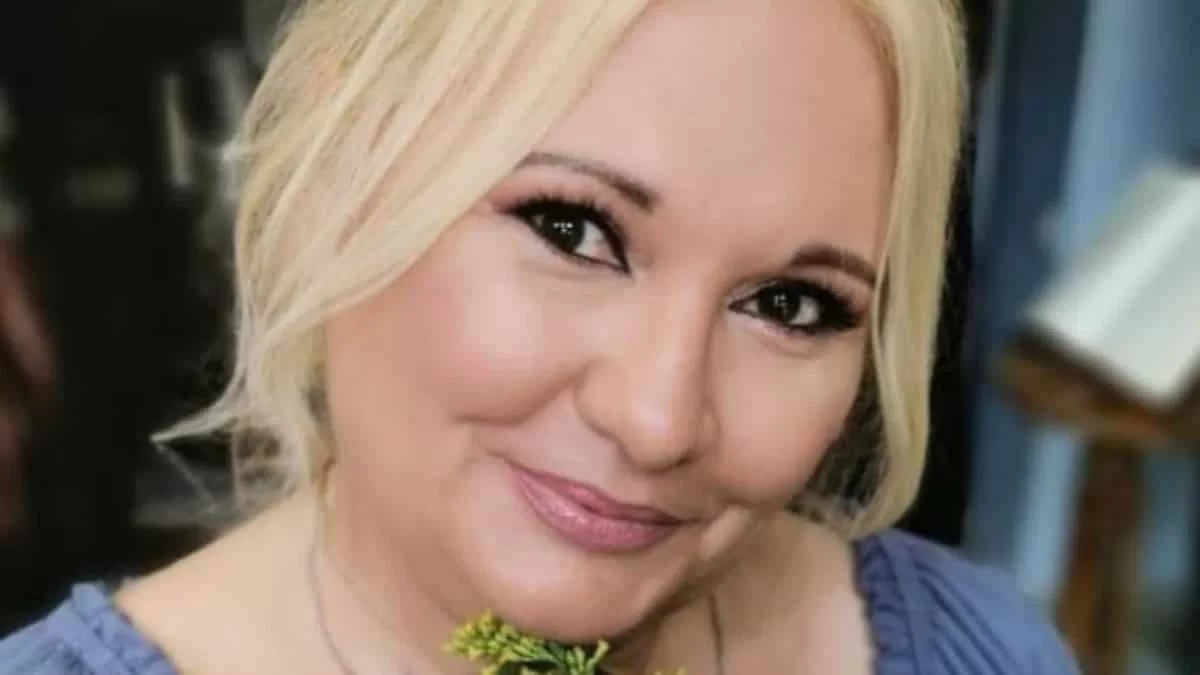 Πόζαρε με λυμένο το πάνω μέρος του μαγιό της - Topless στην παραλία η Καίτη Φίνου