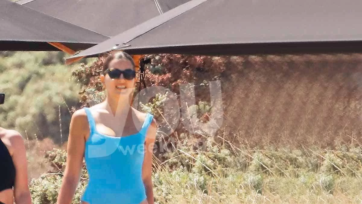 Με τυρκουάζ ολόσωμο μαγιό σε παραλία της Πάρου - Η Τσιμτσιλή στα 40 της με κορμί 20αρας