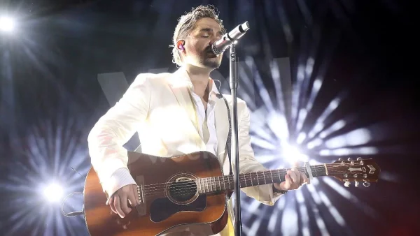 Έκανε βόλτα και τα μάζευε - Χαμός από σουτιέν επί σκηνής σε συναυλία του Χρήστου Μάστορα