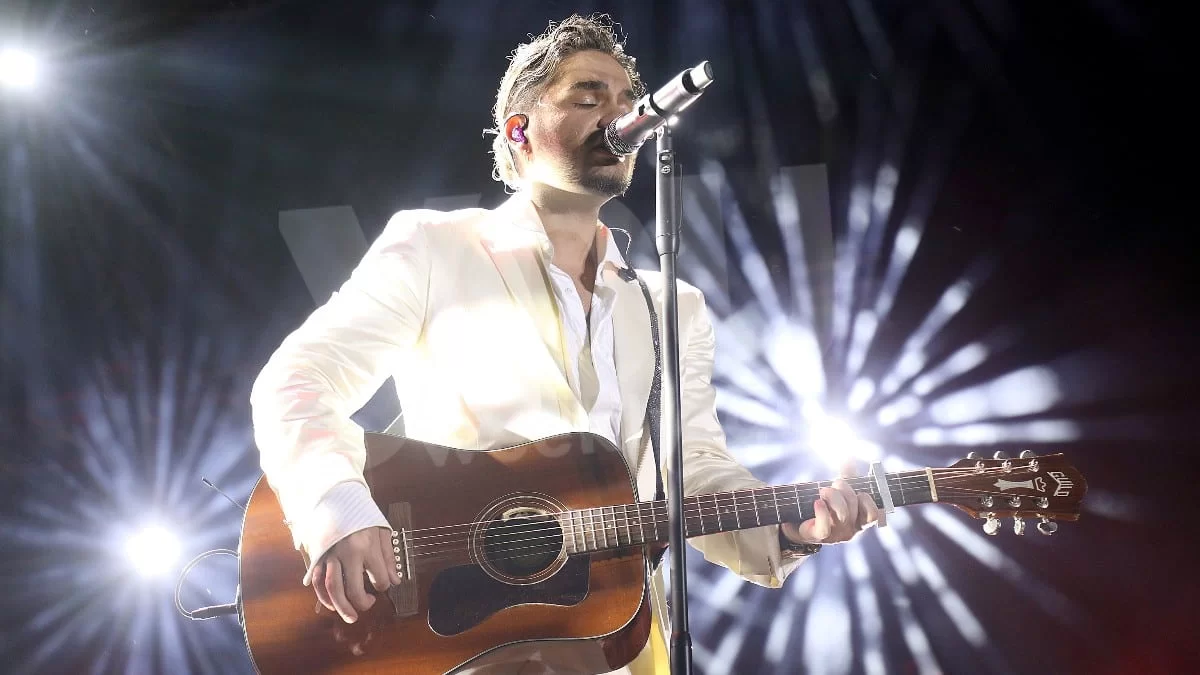 Έκανε βόλτα και τα μάζευε - Χαμός από σουτιέν επί σκηνής σε συναυλία του Χρήστου Μάστορα