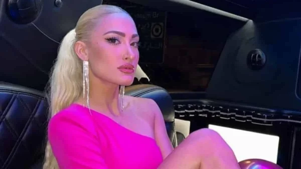 Με ριγέ μαγιό, παρεό και φουσκωμένη κοιλίτσα - Η Τούνη συνεχίζει τις αναρτήσεις στα media