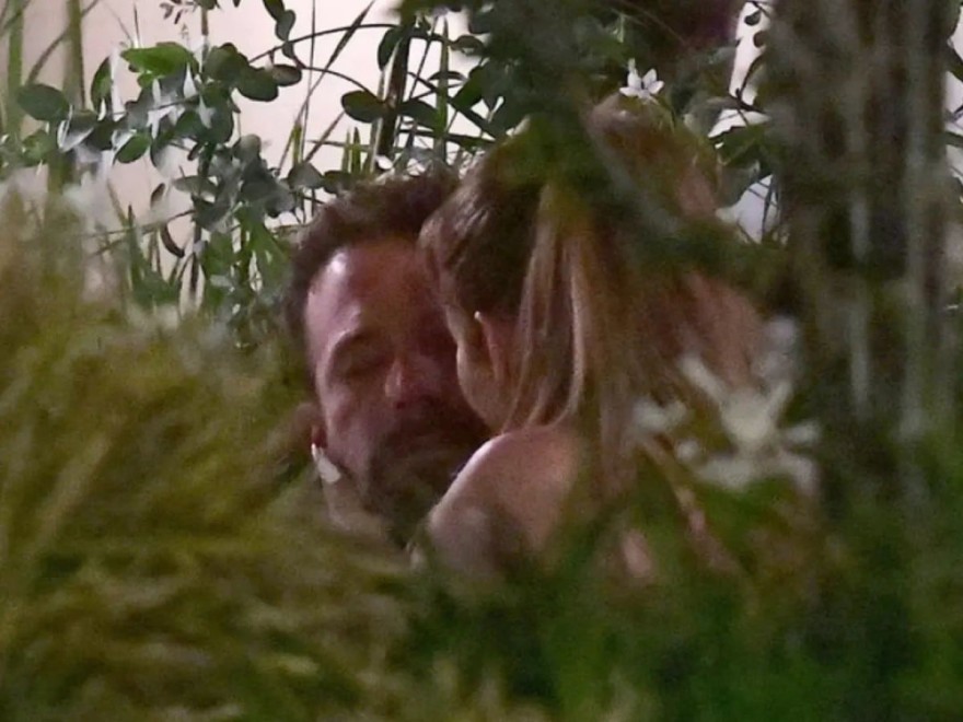 Μπεν Άφλεκ και Τζένιφερ Λόπεζ σε στιγμιότυπο βαριάς συναισθηματικής φόρτισης