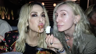 Όπως δεν την έχετε ξαναδεί  - Βραδινή έξοδος για την Άννα Βίσση σε γνωστό μαγαζί στη Βουλιαγμένη