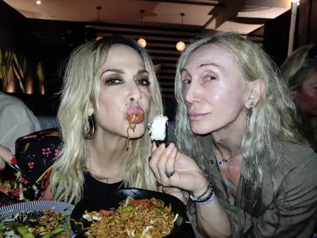 Όπως δεν την έχετε ξαναδεί  - Βραδινή έξοδος για την Άννα Βίσση σε γνωστό μαγαζί στη Βουλιαγμένη