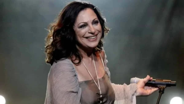 Στη φόρα το υπέροχο σπίτι της Χάρις Αλεξίου - Η vintage διακόσμηση και οι ακριβοί πίνακες